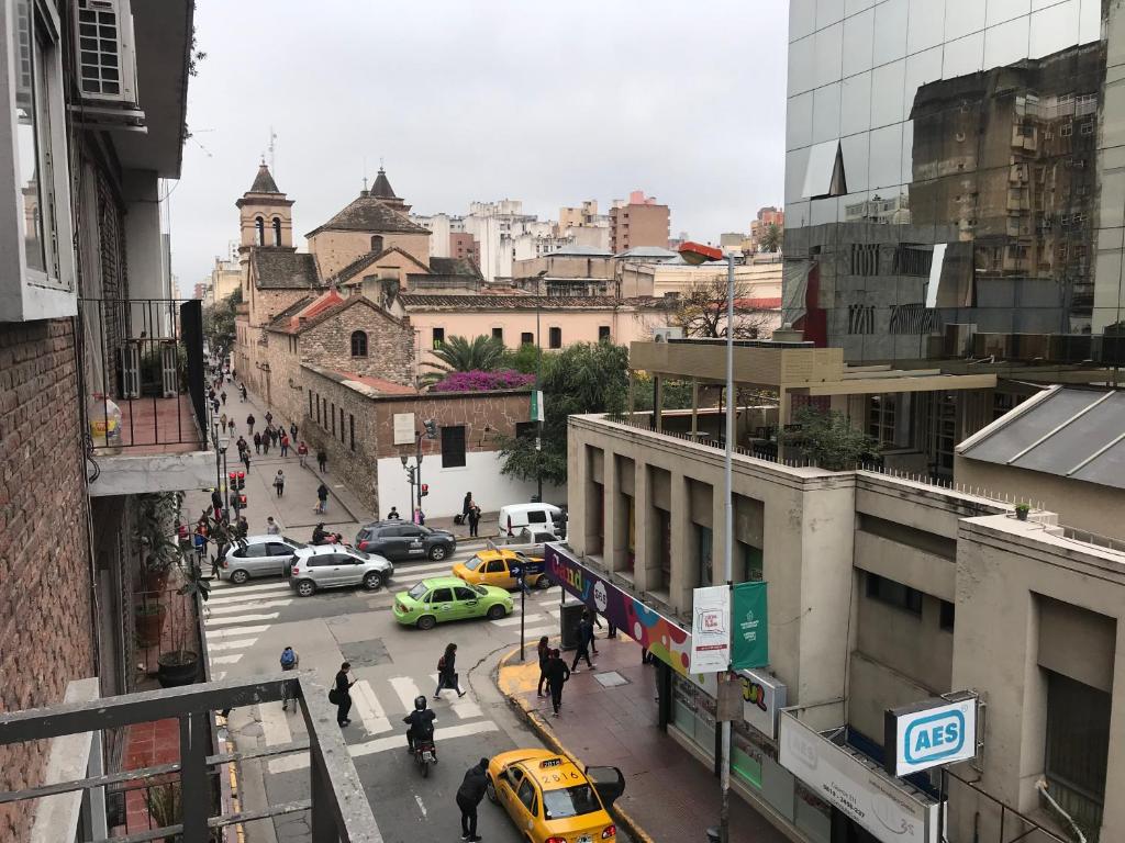 科尔多瓦Cordoba Inn departamentos temporarios的一条繁忙的城市街道,街道上有很多汽车和人,建筑