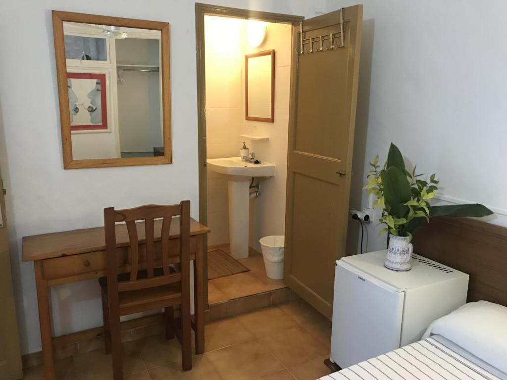 伊维萨镇佩纳旅馆的一间带卫生间和水槽的小浴室
