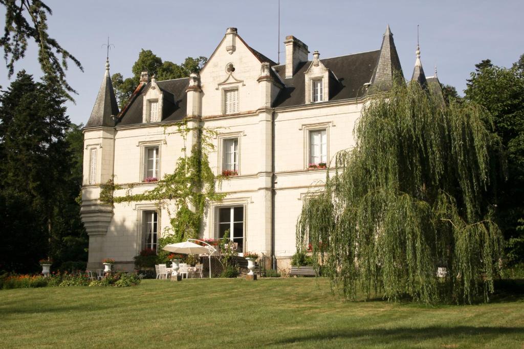 Saint-Jean-Saint-Germain菲利克斯山城堡酒店的院子中一棵树的白色大房子