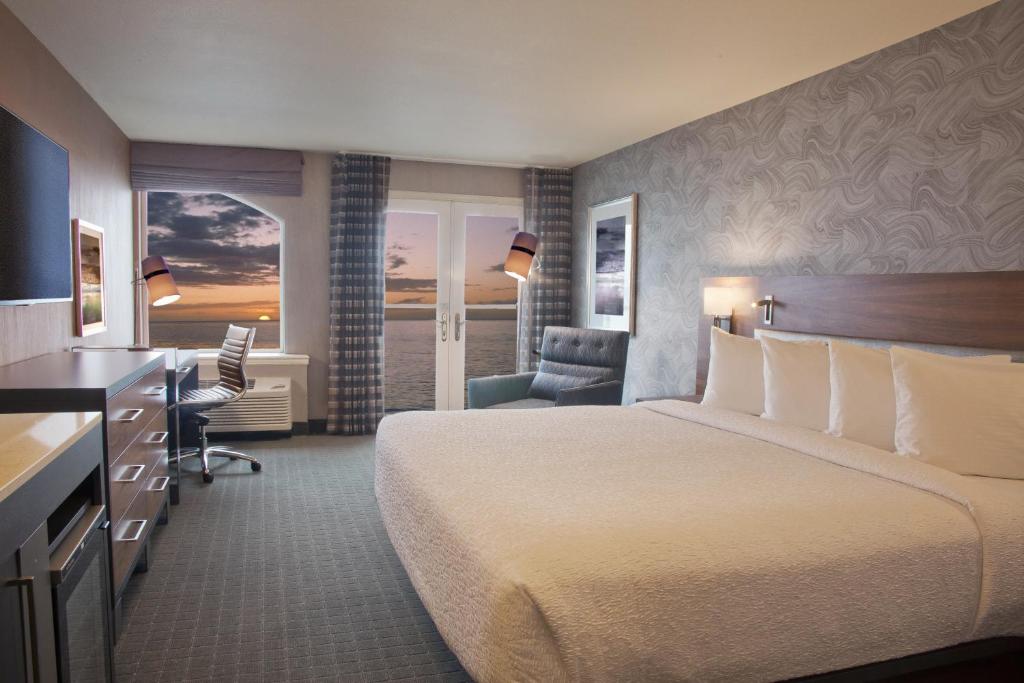 马科尔蒂奥Silver Cloud Hotel - Mukilteo Waterfront的配有一张床和一张书桌的酒店客房