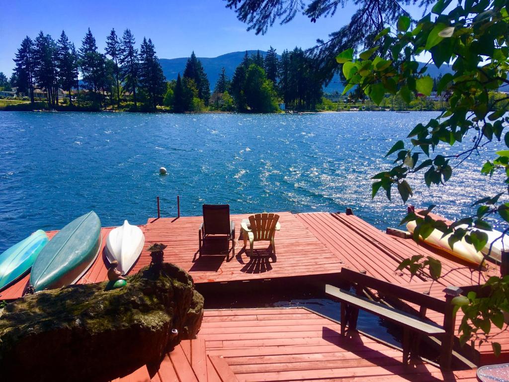 纳奈莫长湖海滨住宿加早餐酒店的湖上带两把椅子和一条船的码头
