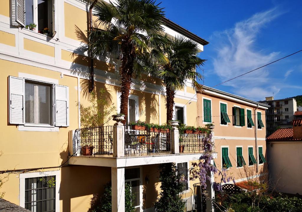 的里雅斯特Le Palme Trieste的带阳台和棕榈树的建筑