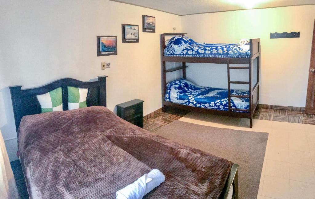 拉塔昆加Hostel Tierra de Fuego的一间设有两张双层床的客房
