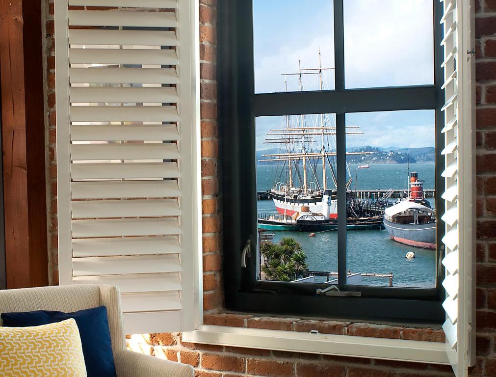 旧金山淘金酒店 - 贵族之家酒店的享有海港景致的窗户,设有船只