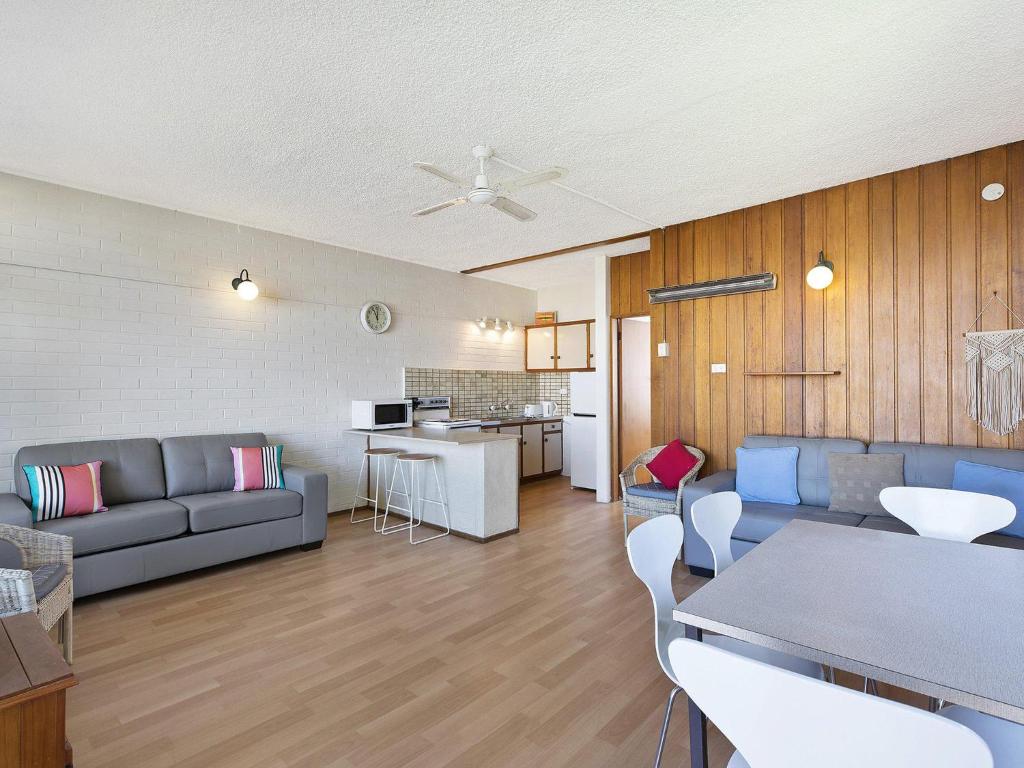 安特兰斯The Sands Apartment 6的客厅配有沙发和桌子