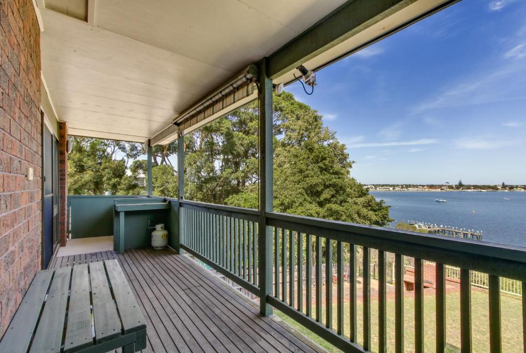 莱克斯恩特伦斯波因特度假屋的阳台设有长凳,享有水景