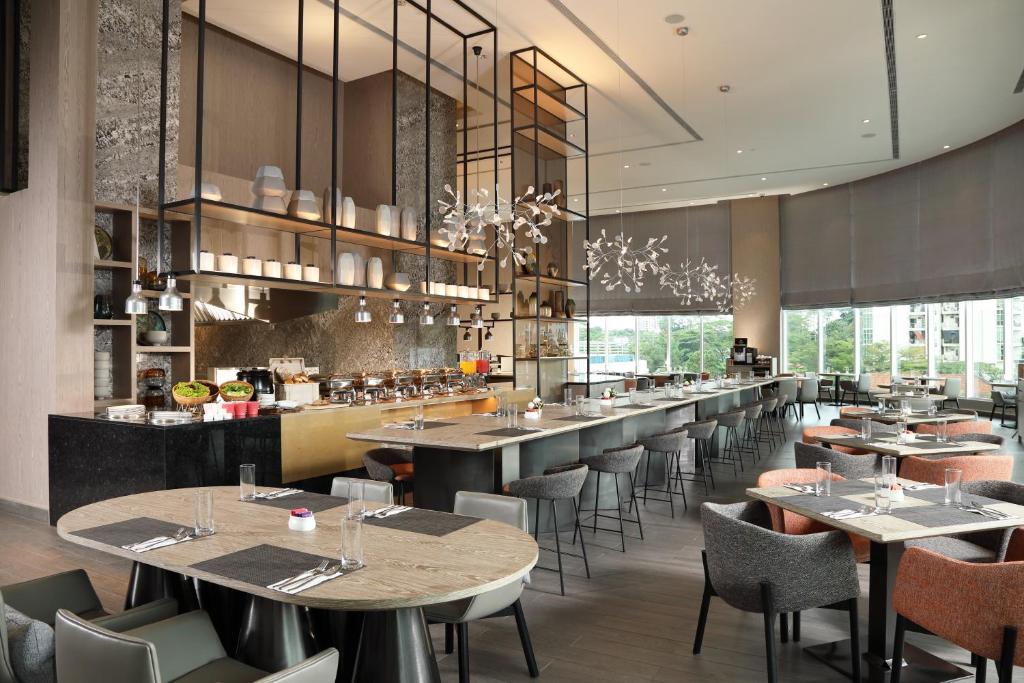新山新山凯贝丽酒店式服务公寓的一间带桌椅的餐厅和一间酒吧