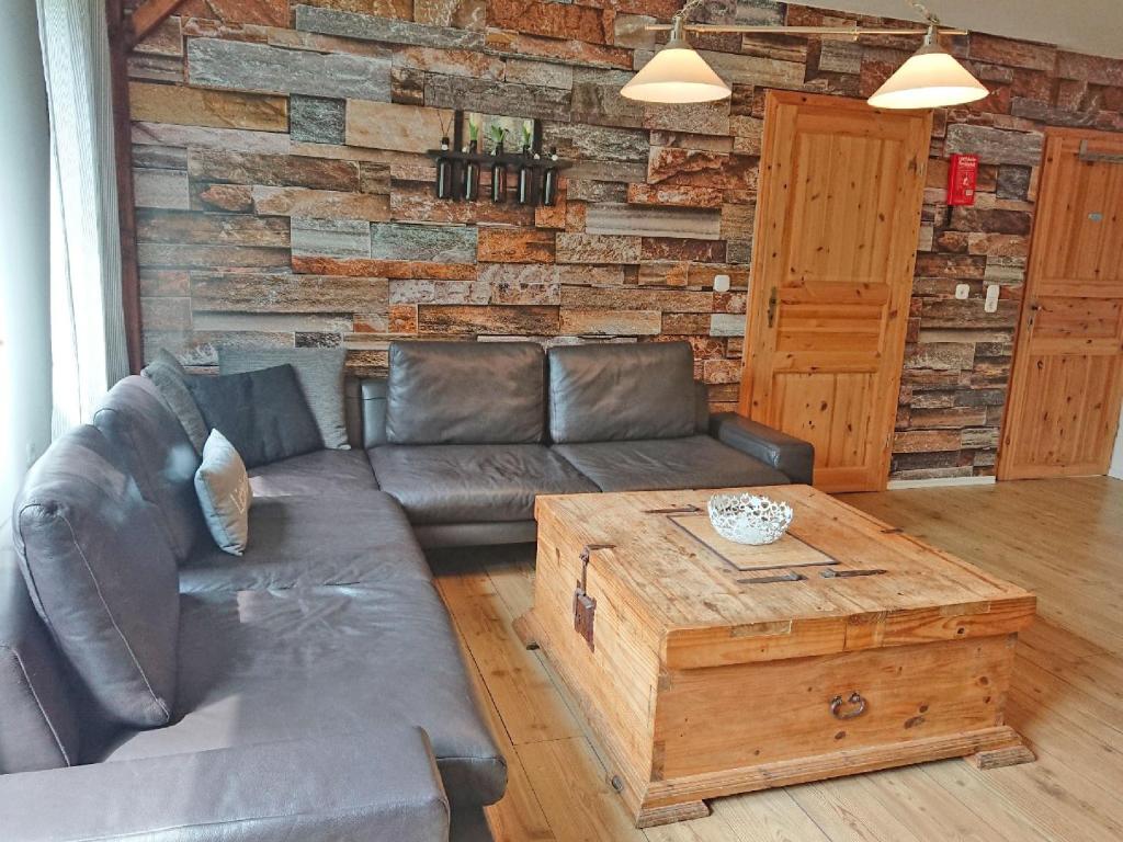 VipperowFerienhof direkt an der Mueritz SEE 10030的客厅配有真皮沙发和木桌