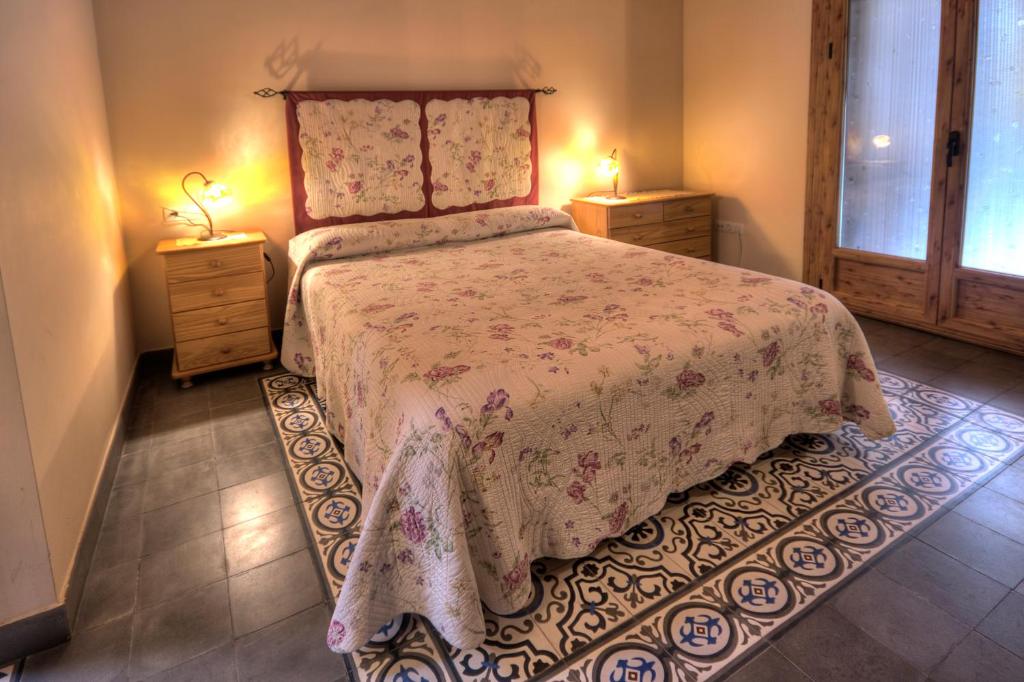 Villar de PlasenciaApartamento Tia Antonia的一间卧室设有一张大床和两个床头柜