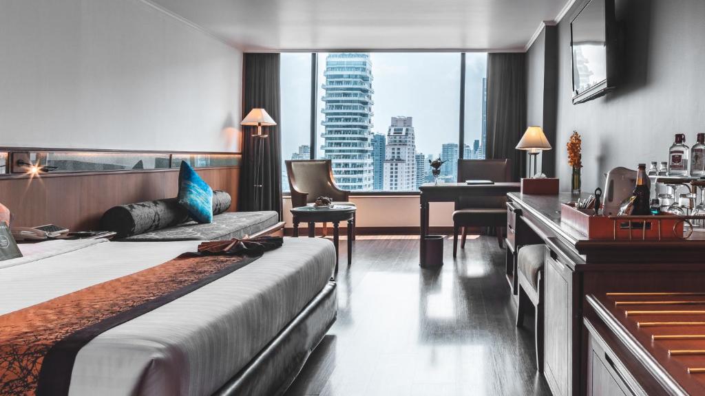 曼谷Bangkok Hotel Lotus Sukhumvit 33 by Compass Hospitality的酒店客房享有城市美景,配有一张床。