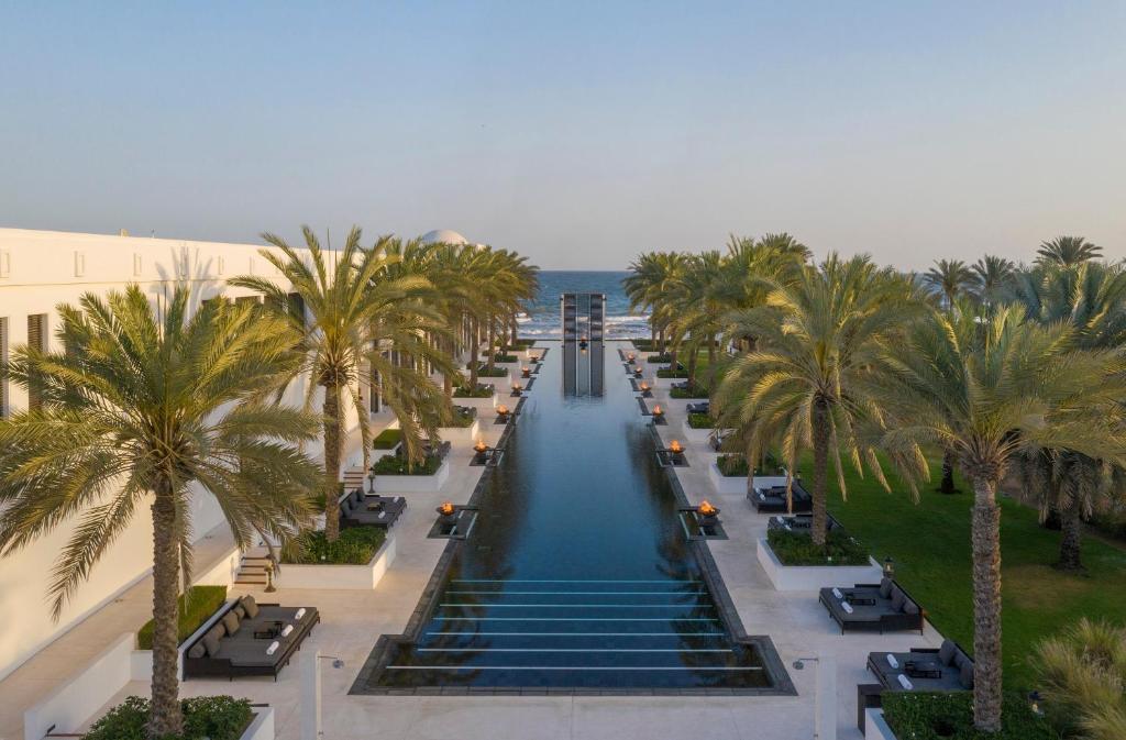 马斯喀特马斯喀特Chedi度假酒店的棕榈树游泳池的空中景致