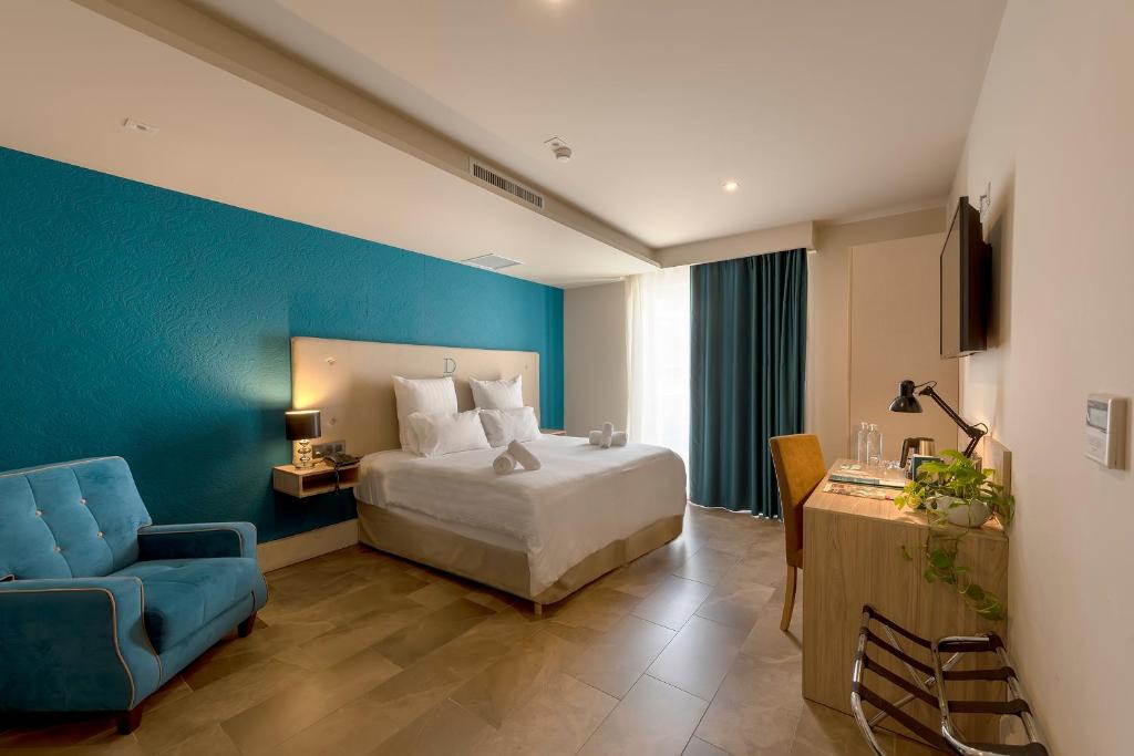 圣朱利安斯迪梦酒店的酒店客房,设有床铺和蓝色的墙壁