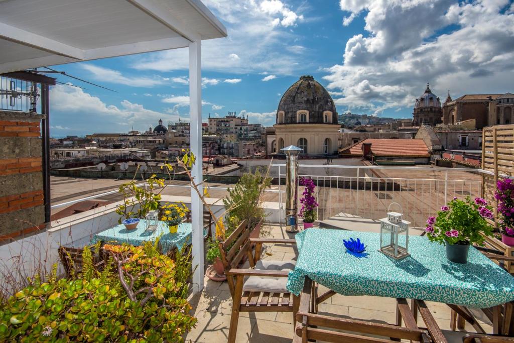 那不勒斯Relais Old Naples from a terrace的阳台设有两张桌子,享有城市美景