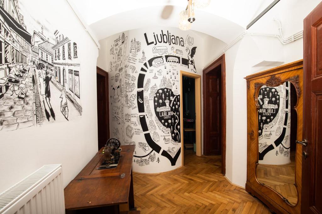 卢布尔雅那Dežnik的墙上有黑白画的走廊
