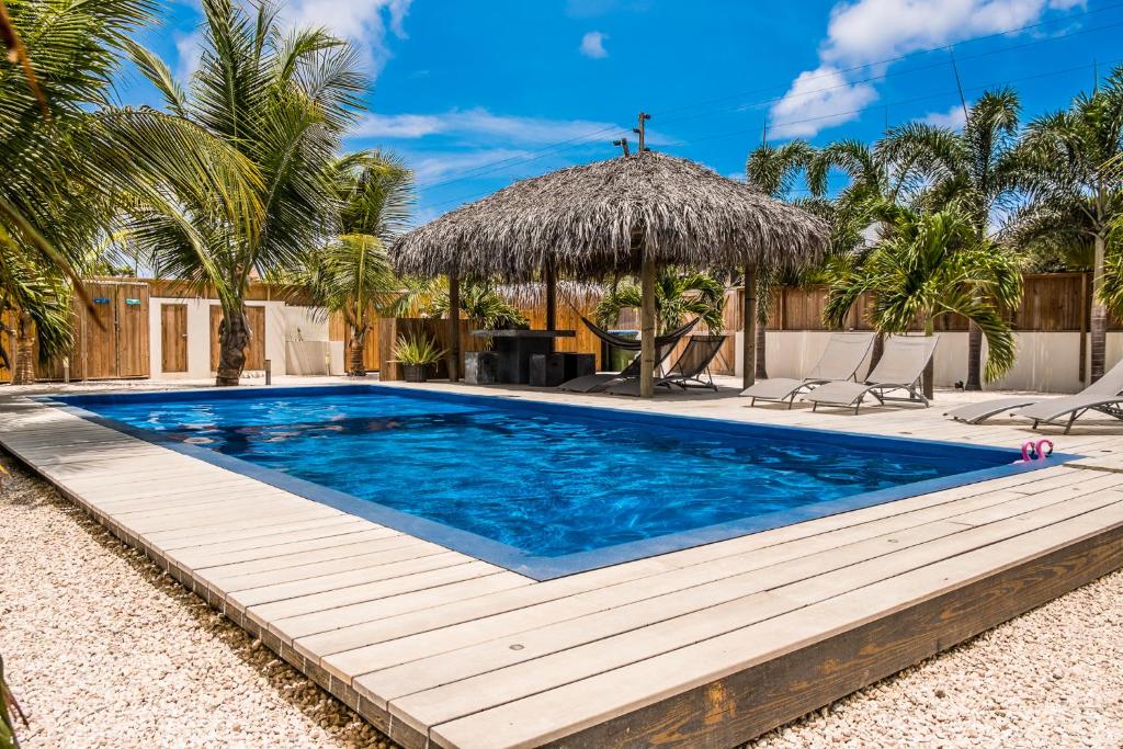 克拉伦代克BEACHES Bonaire的别墅旁的一个带木甲板的游泳池