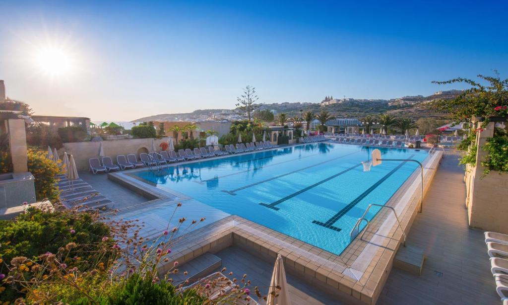 梅利哈梅雷赫度假中心酒店的度假村内的大型游泳池