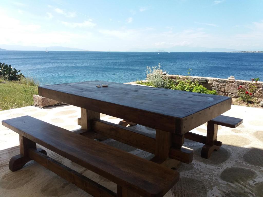 派尔季卡Ithaca的一张木制野餐桌,享有海景