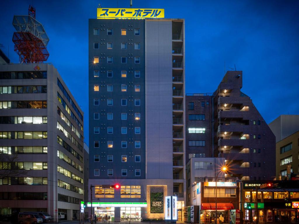 横滨横滨关内超级酒店的夜晚在城市的高楼