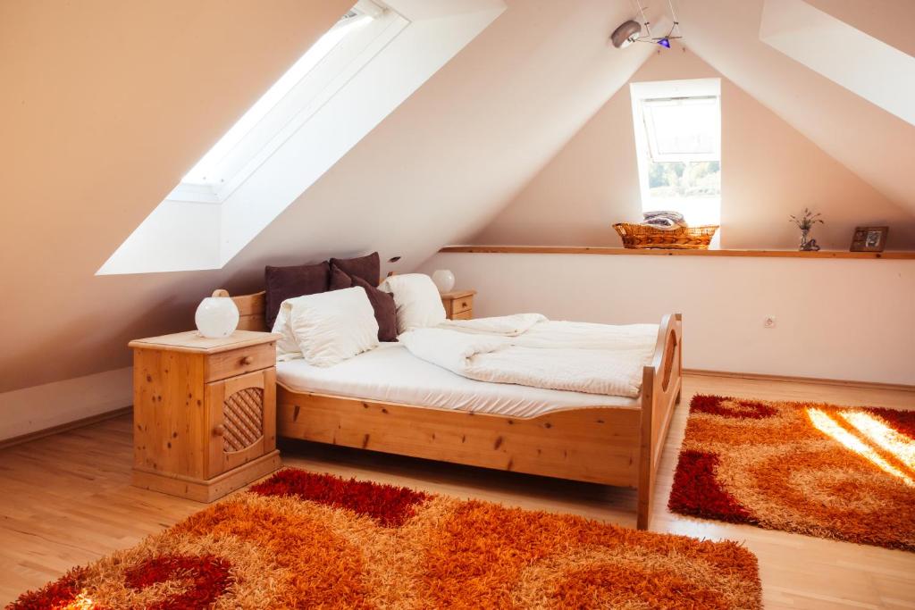 毛特恩Weingut Jakob`s Ruhezeit的阁楼卧室配有床
