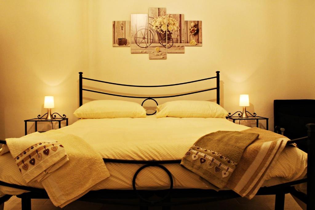 普蒂尼亚诺B&B La Campanella的一间卧室配有一张大床和两个枕头