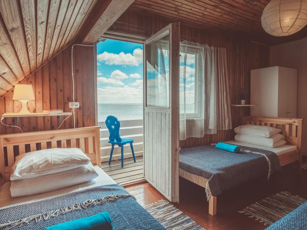 奈达Guboja的一间带两张床的卧室和一个海景阳台