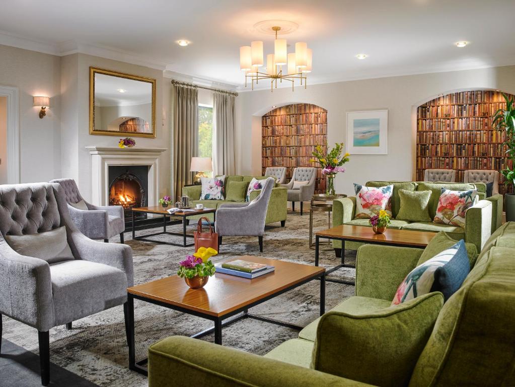 克洛纳基尔蒂Clonakilty Park Hotel的带沙发和椅子的客厅以及壁炉