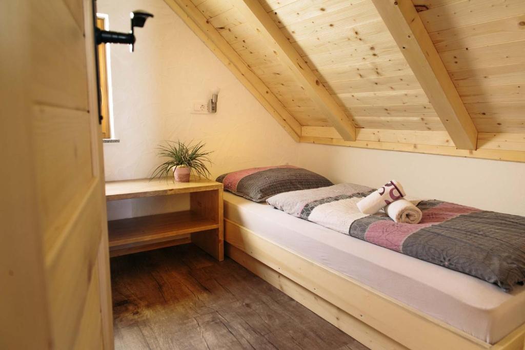 博希尼Holiday house Jereka -Bohinj的小木屋内一间卧室,配有两张床