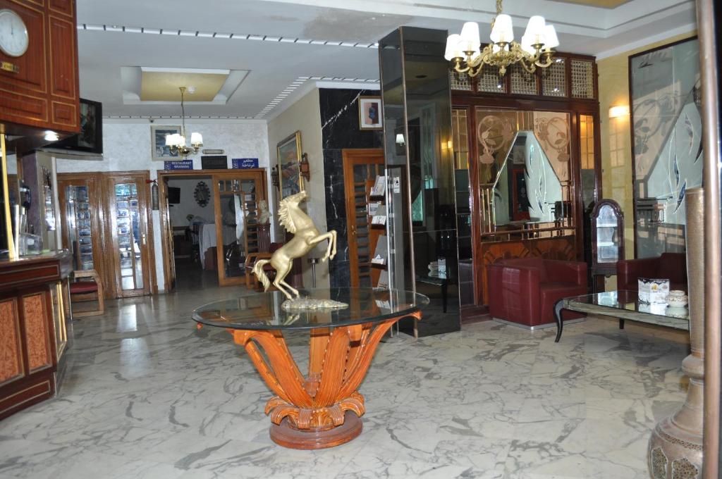 卡萨布兰卡HOTEL SALIM的玻璃桌上有一匹马雕像的商店