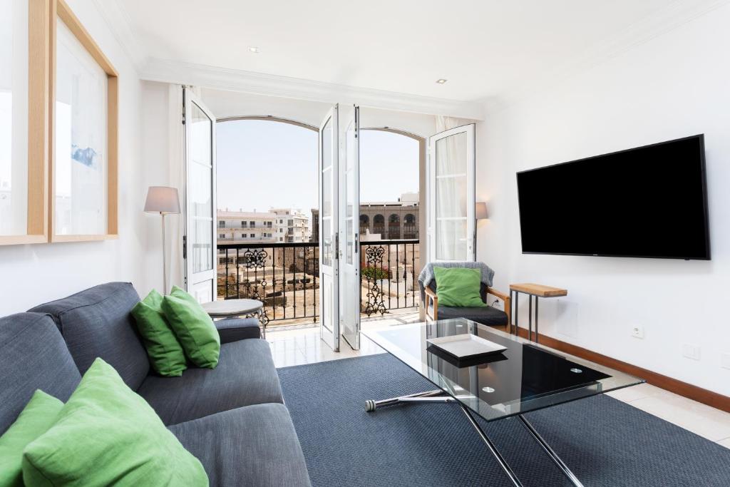 阿雷西费Rooms & Suites Balcony 3C的带沙发和平面电视的客厅