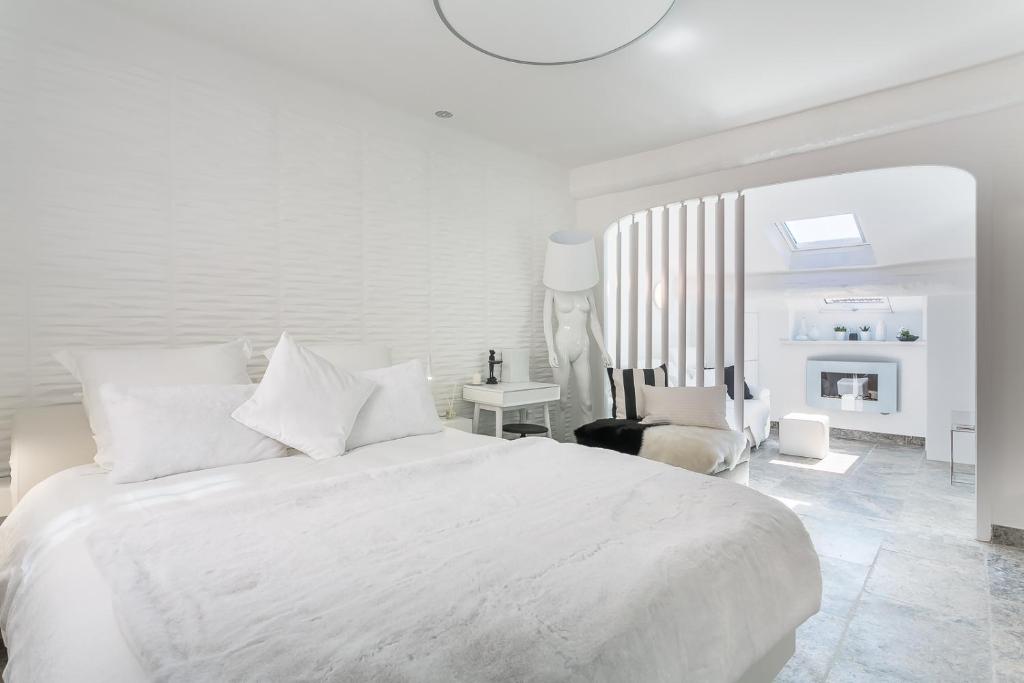 阿维尼翁My Pad Provence 5的白色卧室配有白色的床和书桌