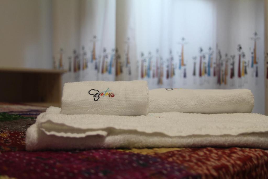 卡塔尼亚Beteyà Hostel Don Bosco的床上的一大堆毛巾