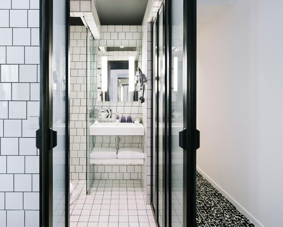 巴黎贝斯特韦斯特高级郊区88酒店的一间带水槽和镜子的浴室