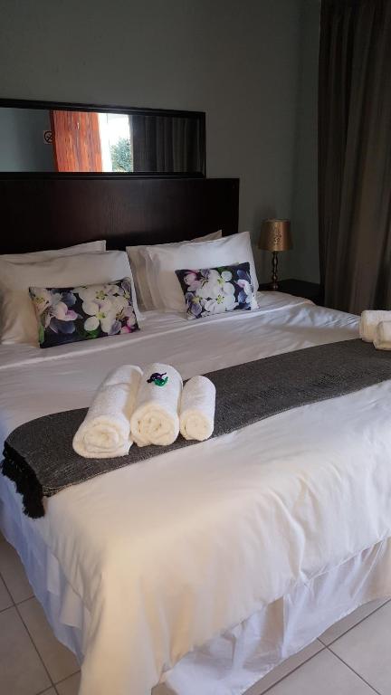 梅富根Silver Rest Guesthouse的两张位于酒店客房的床,配有毛巾