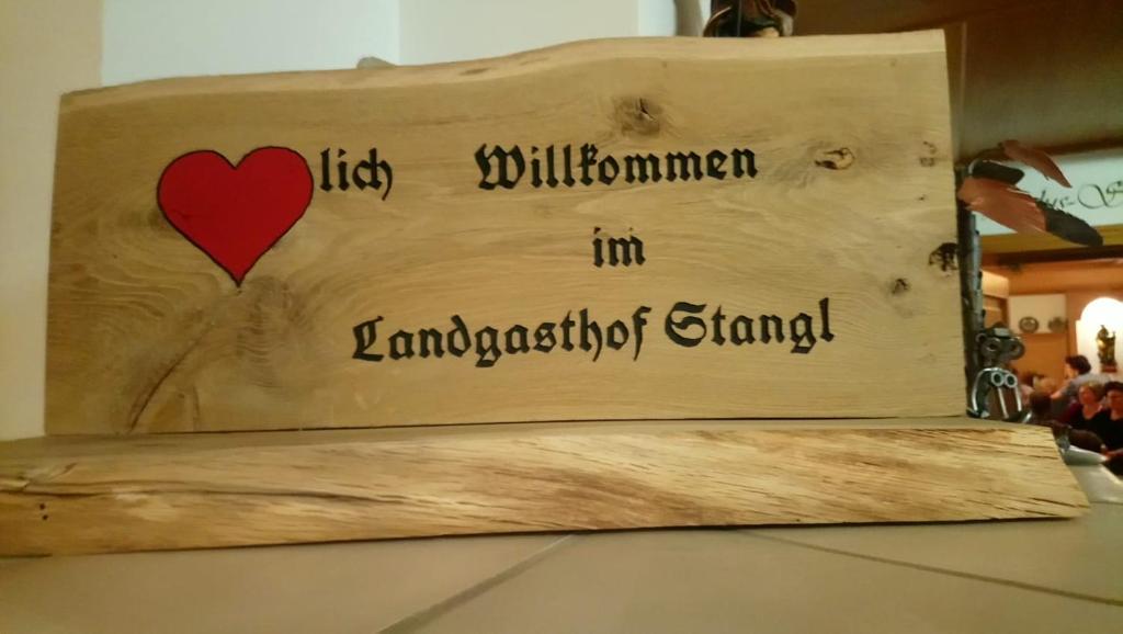 莫星宁Landgasthof Stangl的一张桌子上带有心的木签