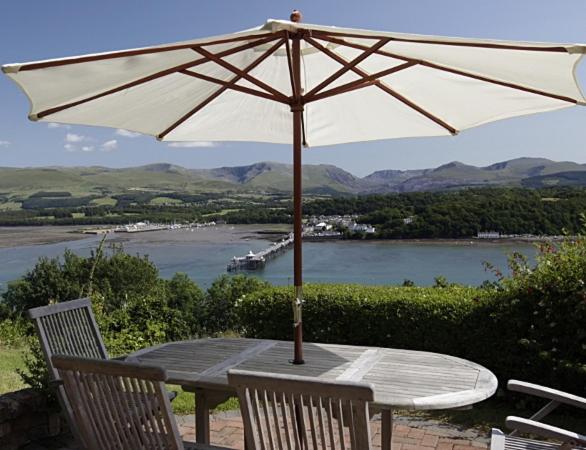 LlandegfanCoed y Berclas cottage, private orchard with stunning views的相册照片