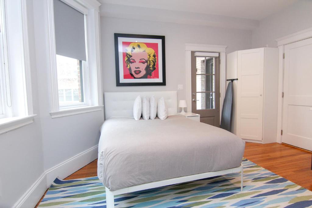 布鲁克林A Stylish Stay w/ a Queen Bed, Heated Floors.. #23的一间白色卧室,配有床和地毯