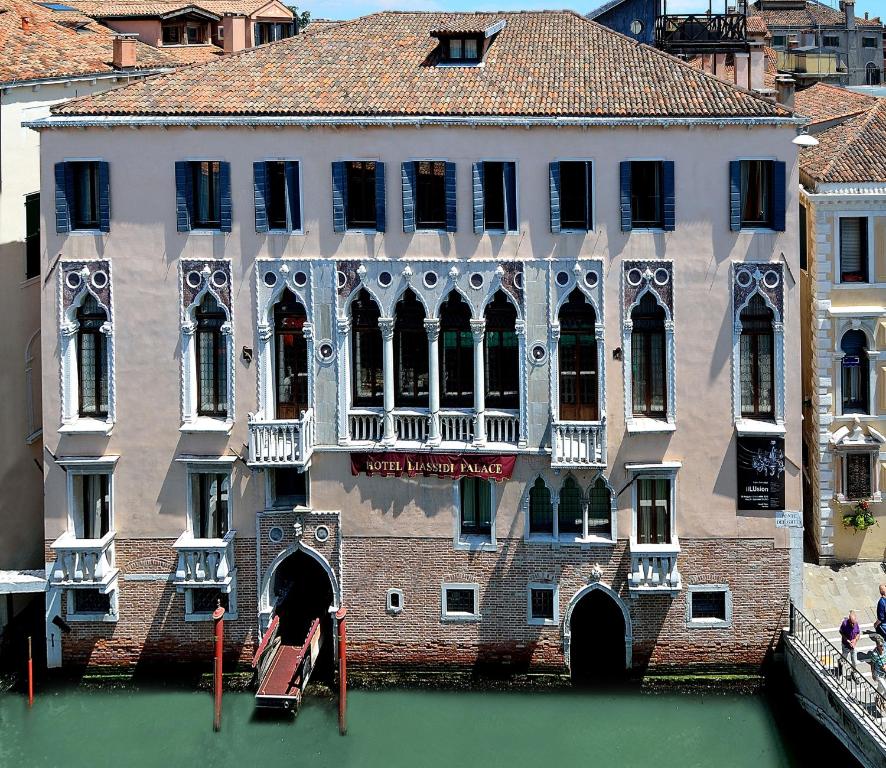 威尼斯利亚斯迪皇宫酒店的运河前水面上的大型建筑