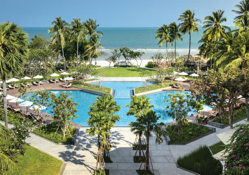 七岩摄政酒店丽晶七岩海滩度假胜地，华欣（Hua Hin）的享有带游泳池和海洋的度假村的空中景致