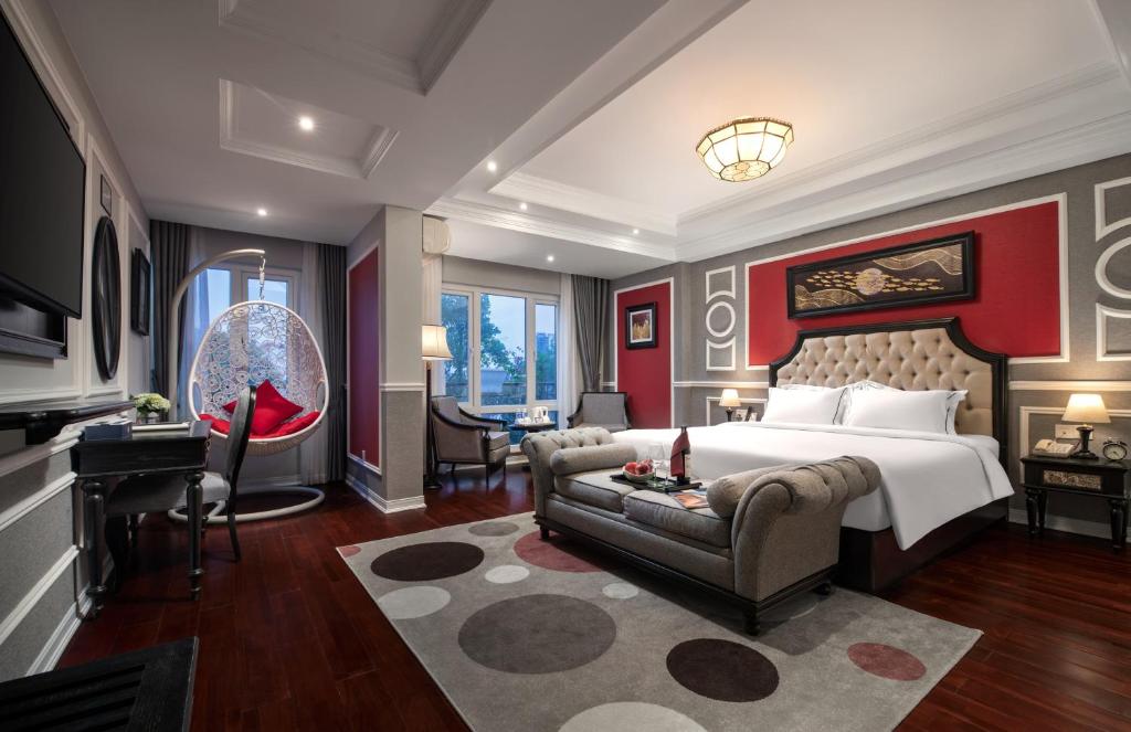 河内Acoustic Hotel & Spa的一间卧室配有一张床、一张沙发和一张书桌