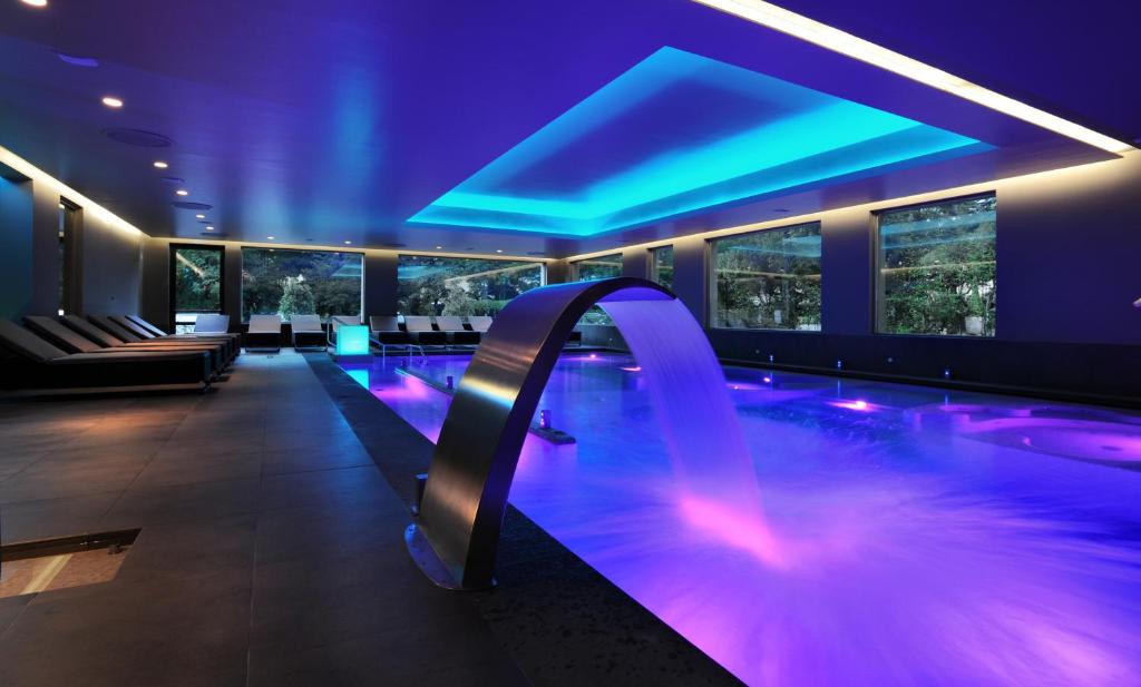 菲乌吉圣乔治酒店的紫色照明的酒店游泳池