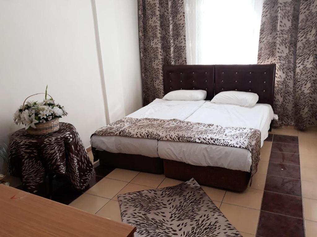 开塞利塔拉斯丽奥古力酒店的一间卧室配有一张大床和一张桌子