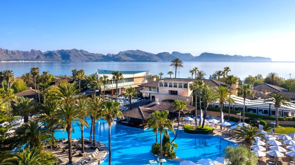 阿尔库迪亚波伦蒂亚蓝色港湾俱乐部Spa度假酒店的享有度假村和水域的空中景致