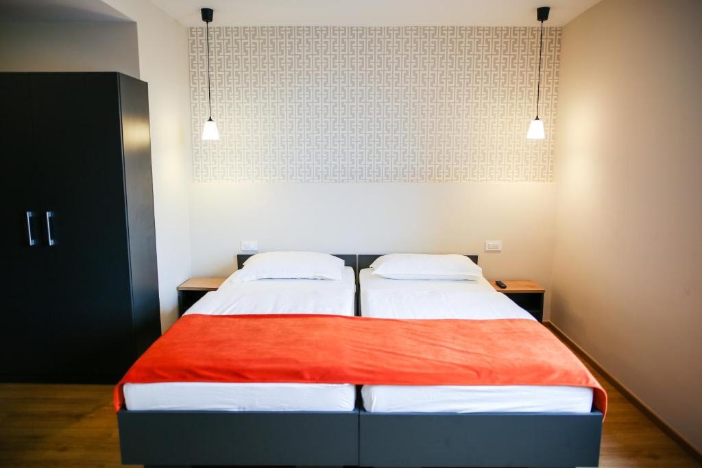 多姆扎莱氛围酒店的一间带两张床和两盏灯的卧室
