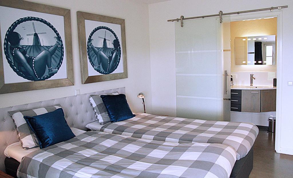 武尔登博斯通旅馆的一间卧室配有一张带格子床单的床铺