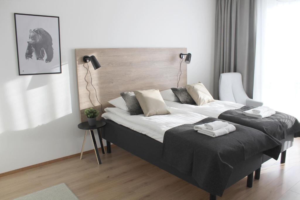 罗瓦涅米Forenom Serviced Apartments Rovaniemi Valtakatu的一间卧室配有一张床,上面有两条毛巾