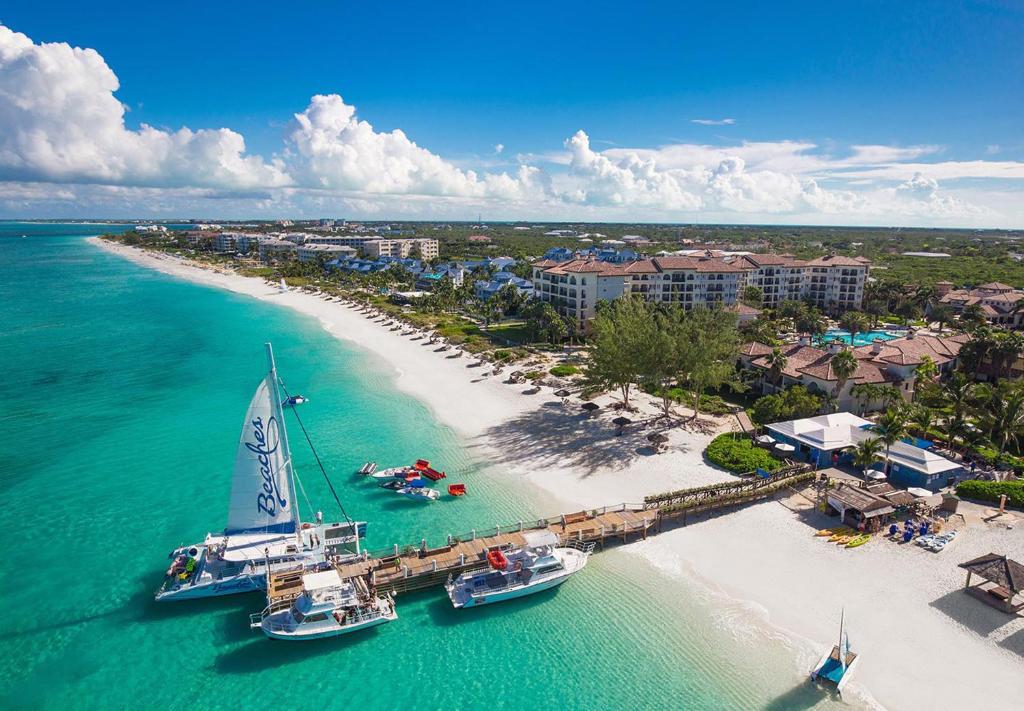 普罗维登西亚莱斯岛Beaches Turks and Caicos Resort Villages and Spa All Inclusive的享有海滩的空中景色,在水中划船