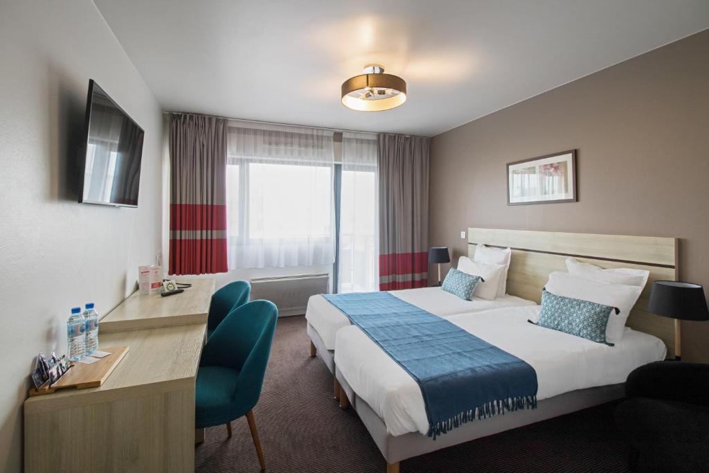维勒瑞夫巴黎维勒瑞夫舒适城市公寓酒店的配有一张床和一张书桌的酒店客房