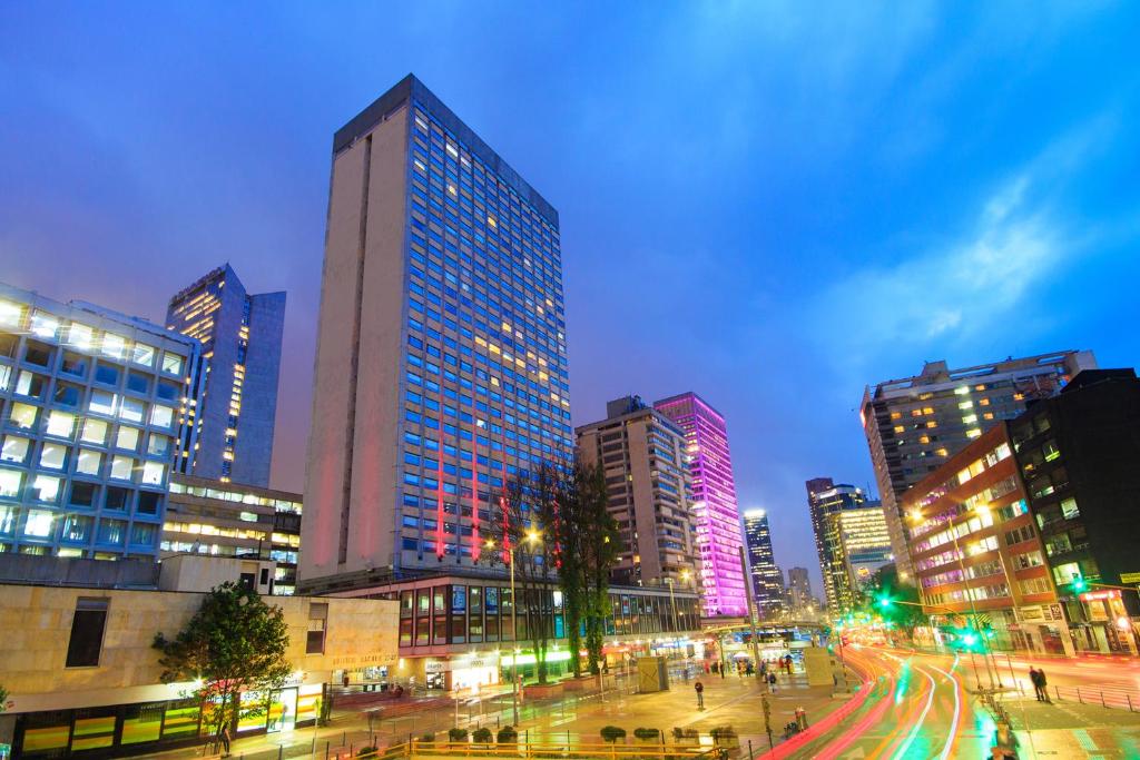 波哥大Tequendama Suites Bogota的夜间有建筑和街灯的城市