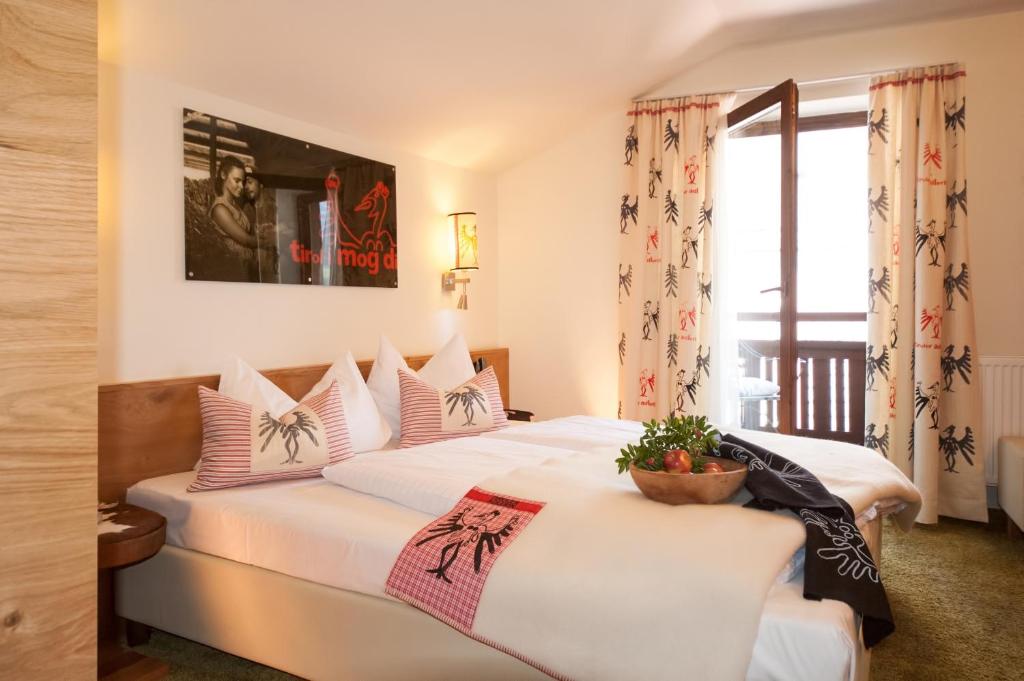 齐勒河谷采尔Lieblingsplatz Tirolerhof的一间卧室设有两张床和窗户。