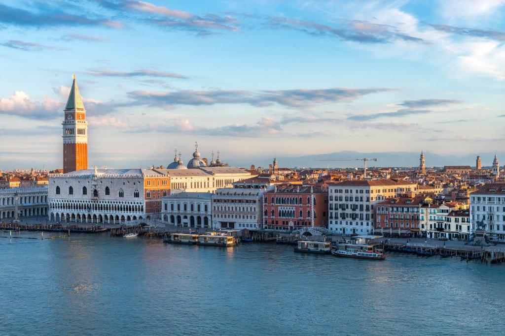 威尼斯帕加内利酒店的一座有钟楼和河流的城市